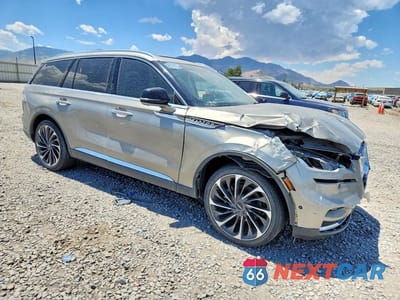 Czwarte zdjęcie samochodu z boku: 2023 LINCOLN AVIATOR RESERVE VIN:5LM5J7WC6PGL07714 - miniatura