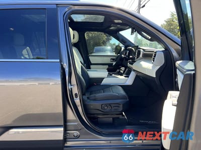 Piąte zdjęcie samochodu w środku: 2023 TOYOTA SEQUOIA CAPSTONE VIN:7SVAAAAA8PX002228 - miniatura
