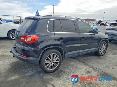 Trzecie zdjęcie samochodu z tyłu: 2011 VOLKSWAGEN TIGUAN S VIN:WVGBV7AX6BW556274 - miniatura