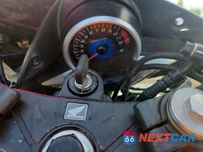 Zdjęcie 7 z 9 samochodu: 2013 HONDA CBR250 R VIN:MLHMC4109D5302763 - miniatura