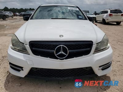 Piąte zdjęcie samochodu w środku: 2013 MERCEDES-BENZ C 250 VIN:WDDGF4HB6DR287619 - miniatura