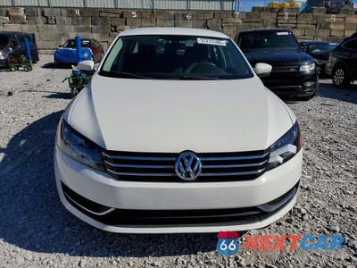 Piąte zdjęcie samochodu w środku: 2015 VOLKSWAGEN PASSAT S VIN:1VWAT7A32FC078569 - miniatura