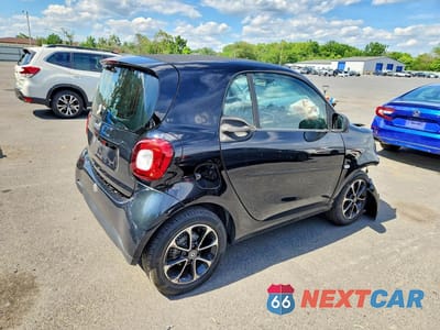 Trzecie zdjęcie samochodu z tyłu: 2017 SMART FORTWO VIN:WMEFJ5DA9HK194665 - miniatura
