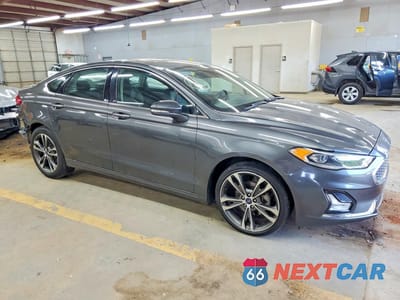 Czwarte zdjęcie samochodu z boku: 2020 FORD FUSION TITANIUM VIN:3FA6P0D99LR136619 - miniatura
