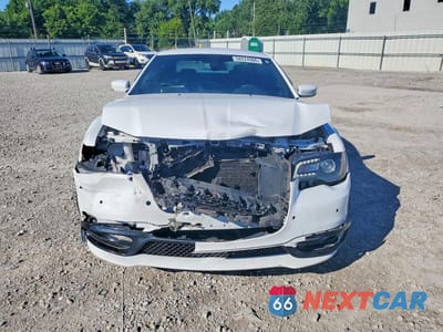 Piąte zdjęcie samochodu w środku: 2021 CHRYSLER 300 S VIN:2C3CCABG1MH660784 - miniatura