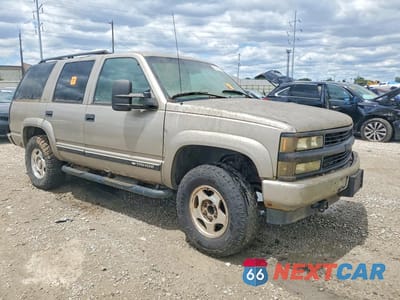 Czwarte zdjęcie samochodu z boku: 2000 CHEVROLET TAHOE K1500 VIN:1GNEK13R2YR179298 - miniatura
