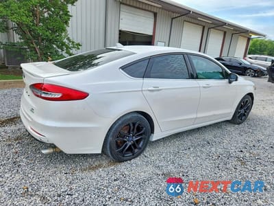 Trzecie zdjęcie samochodu z tyłu: 2019 FORD FUSION SE VIN:3FA6P0HD8KR229421 - miniatura
