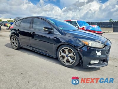 Czwarte zdjęcie samochodu z boku: 2017 FORD FOCUS ST VIN:1FADP3L94HL221447 - miniatura