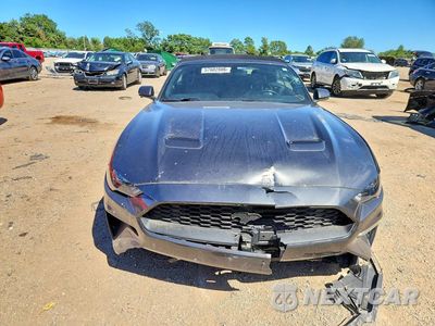 Piąte zdjęcie samochodu w środku: 2018 FORD MUSTANG VIN:1FATP8UH4J5124385 - miniatura