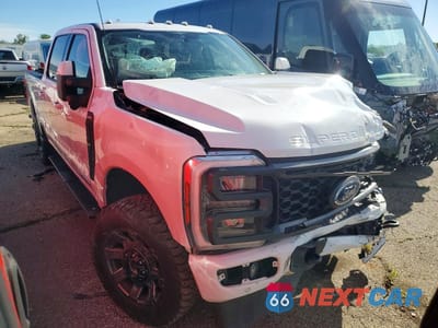 Czwarte zdjęcie samochodu z boku: 2023 FORD F250 SUPER DUTY VIN:1FT8W2BT0PED81589 - miniatura