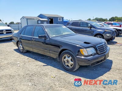 Czwarte zdjęcie samochodu z boku: 1999 MERCEDES-BENZ S 320 VIN:WDBGA33G5XA407062 - miniatura
