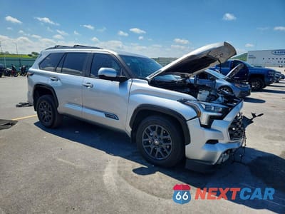 Czwarte zdjęcie samochodu z boku: 2025 TOYOTA SEQUOIA PLATINUM VIN:7SVAAABA9SX054507 - miniatura