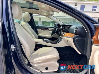 Piąte zdjęcie samochodu w środku: 2017 MERCEDES-BENZ E 300 4MATIC VIN:WDDZF4KB8HA132821 - miniatura