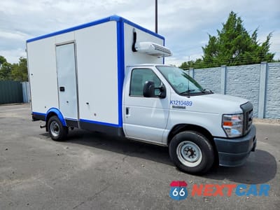 Czwarte zdjęcie samochodu z boku: 2023 FORD E350 REFRIGERATED BOX TRUCK VIN:1FDWE3FK3PDD14715 - miniatura