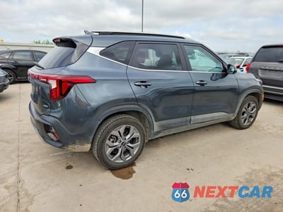 Trzecie zdjęcie samochodu z tyłu: 2024 KIA SELTOS S VIN:KNDEUCAA3R7539042 - miniatura