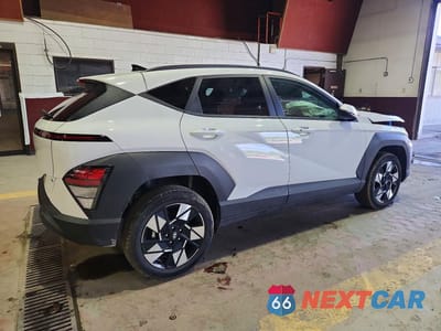 Trzecie zdjęcie samochodu z tyłu: 2025 HYUNDAI KONA SEL VIN:KM8HBCAB9SU287702 - miniatura