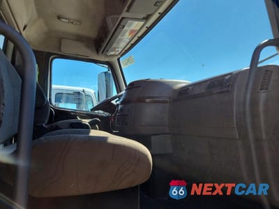 Piąte zdjęcie samochodu w środku: 2016 VOLVO VNL SEMI TRUCK VIN:4V4NC9EG8GN974902 - miniatura