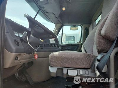 Piąte zdjęcie samochodu w środku: 2020 FREIGHTLINER CASCADIA 125 SEMI TRUCK VIN:3AKJGEDV7LDLV9840 - miniatura