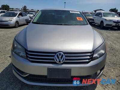 Piąte zdjęcie samochodu w środku: 2013 VOLKSWAGEN PASSAT S VIN:1VWAP7A37DC071327 - miniatura