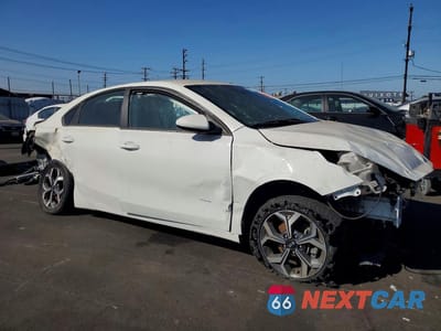 Czwarte zdjęcie samochodu z boku: 2020 KIA FORTE LXS VIN:3KPF24AD5LE184134 - miniatura