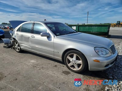 Czwarte zdjęcie samochodu z boku: 2004 MERCEDES-BENZ S 430 VIN:WDBNG70J24A387880 - miniatura