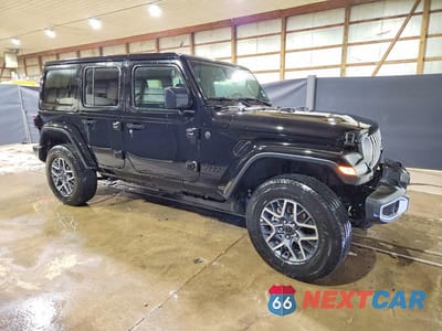 Czwarte zdjęcie samochodu z boku: 2026 JEEP WRANGLER SAHARA VIN:1C4PJXEN5TW235083 - miniatura