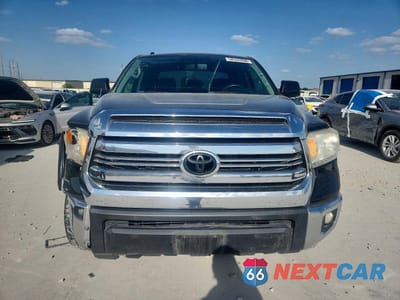 Piąte zdjęcie samochodu w środku: 2017 TOYOTA TUNDRA CREWMAX SR5 VIN:5TFEM5F13HX114455 - miniatura