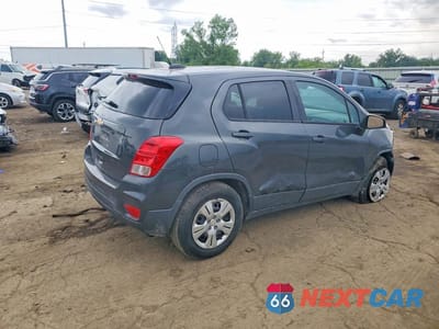 Trzecie zdjęcie samochodu z tyłu: 2019 CHEVROLET TRAX LS VIN:3GNCJKSB2KL158731 - miniatura