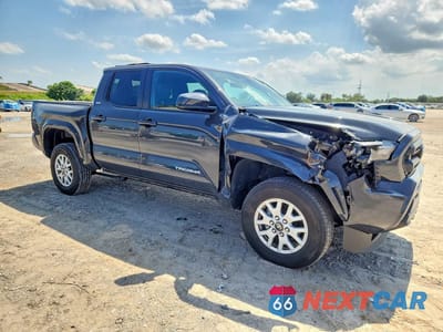 Czwarte zdjęcie samochodu z boku: 2025 TOYOTA TACOMA SR5 VIN:3TMLB5JN1SM094498 - miniatura