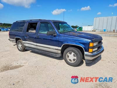 Czwarte zdjęcie samochodu z boku: 1997 CHEVROLET SUBURBAN C1500 VIN:1GNEC16R9VJ370719 - miniatura