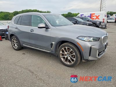 Czwarte zdjęcie samochodu z boku: 2025 BMW X5 XDRIVE4 VIN:5UX23EU00S9Z25687 - miniatura
