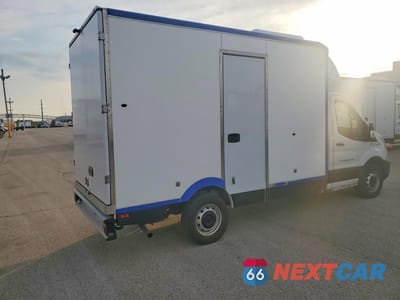 Trzecie zdjęcie samochodu z tyłu: 2022 FORD TRANSIT DELIVERY TRUCK VIN:1FDBW5Z87NKA20220 - miniatura