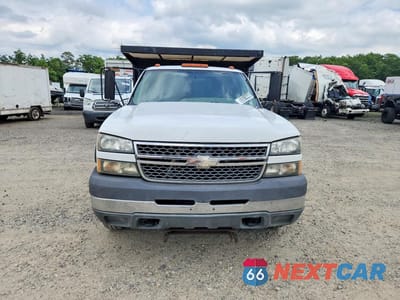 Piąte zdjęcie samochodu w środku: 2005 CHEVROLET SILVERADO K3500 VIN:1GBJK39U05E339488 - miniatura