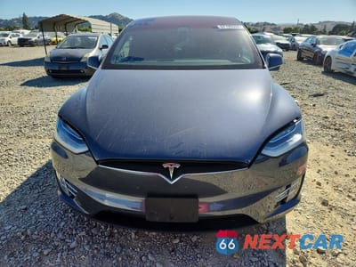 Piąte zdjęcie samochodu w środku: 2017 TESLA MODEL X VIN:5YJXCBE26HF077027 - miniatura
