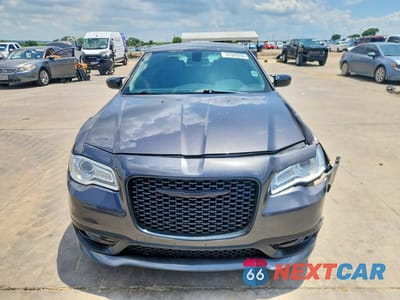 Piąte zdjęcie samochodu w środku: 2018 CHRYSLER 300 TOURING VIN:2C3CCAAG3JH315592 - miniatura
