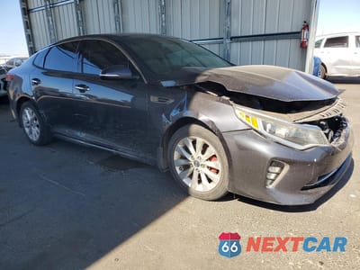 Czwarte zdjęcie samochodu z boku: 2018 KIA OPTIMA S VIN:5XXGT4L32JG195313 - miniatura