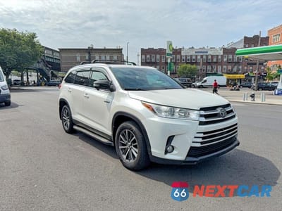 2019 TOYOTA HIGHLANDER HYBRID XLE 5TDJGRFHXKS070025 - główne zdjęcie licytacji z USA - miniatura