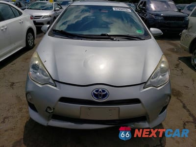 Piąte zdjęcie samochodu w środku: 2014 TOYOTA PRIUS C THREE VIN:JTDKDTB33E1067523 - miniatura