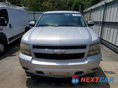 Piąte zdjęcie samochodu w środku: 2011 CHEVROLET SUBURBAN C1500 LS VIN:1GNSCHE02BR147983 - miniatura