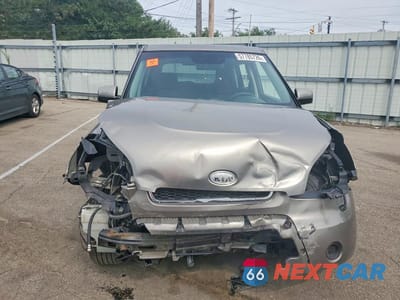 Piąte zdjęcie samochodu w środku: 2010 KIA SOUL + VIN:KNDJT2A28A7108396 - miniatura