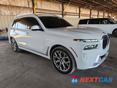 Czwarte zdjęcie samochodu z boku: 2024 BMW X7 XDRIVE40I VIN:5UX23EM02R9S31495 - miniatura