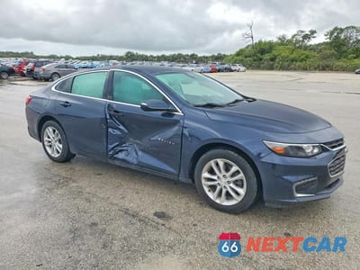 Czwarte zdjęcie samochodu z boku: 2017 CHEVROLET MALIBU LT VIN:1G1ZE5ST8HF274920 - miniatura