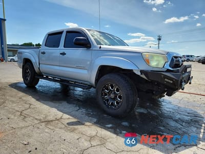 Czwarte zdjęcie samochodu z boku: 2013 TOYOTA TACOMA DOUBLE CAB VIN:3TMLU4EN4DM109562 - miniatura