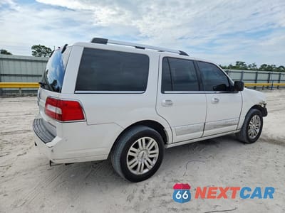 Trzecie zdjęcie samochodu z tyłu: 2011 LINCOLN NAVIGATOR VIN:5LMJJ2H5XBEJ08492 - miniatura