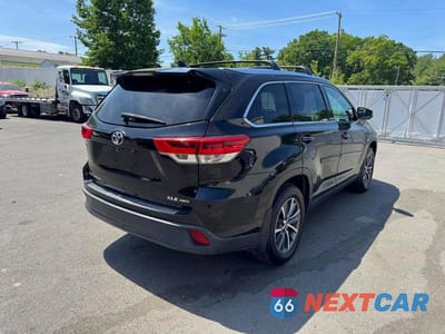 Trzecie zdjęcie samochodu z tyłu: 2019 TOYOTA HIGHLANDER XLE VIN:5TDJZRFH6KS934563 - miniatura