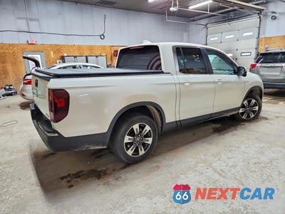 Trzecie zdjęcie samochodu z tyłu: 2017 HONDA RIDGELINE RTL VIN:5FPYK3F6XHB030847 - miniatura