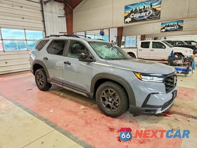 Czwarte zdjęcie samochodu z boku: 2023 HONDA PILOT TRAILSPORT VIN:5FNYG1H68PB000739 - miniatura