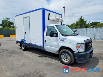 Czwarte zdjęcie samochodu z boku: 2023 FORD E350 REFRIGERATED BOX TRUCK VIN:1FDWE3FK5PDD09743 - miniatura