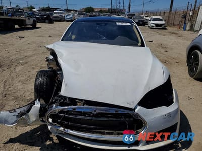 Piąte zdjęcie samochodu w środku: 2016 TESLA MODEL S VIN:5YJSA1E40GF134171 - miniatura