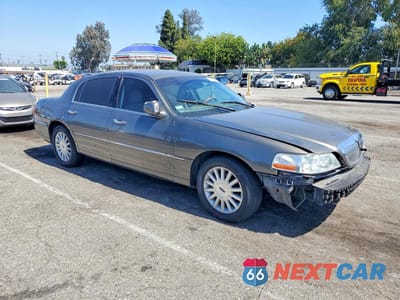 Czwarte zdjęcie samochodu z boku: 2004 LINCOLN TOWN CAR ULTIMATE VIN:1LNHM83W34Y659909 - miniatura